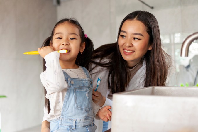 Los niños deben cepillar sus dientes al menos dos veces al día.