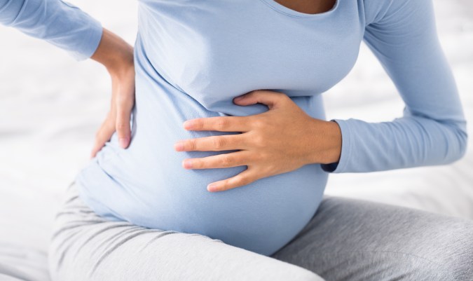 Las mujeres embarazadas deben evitar levantar objetos pesados.