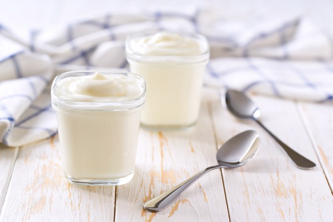 El yogur puede mejorar la salud gastrointestinal significativamente.