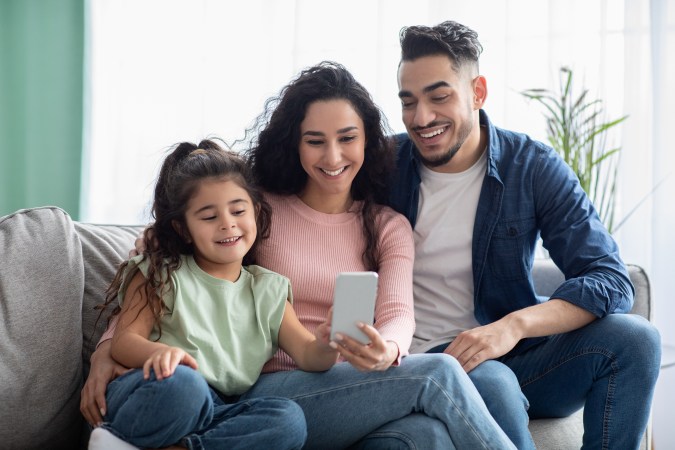 Los padres deben controlar el contenido que los niños ven en el teléfono.