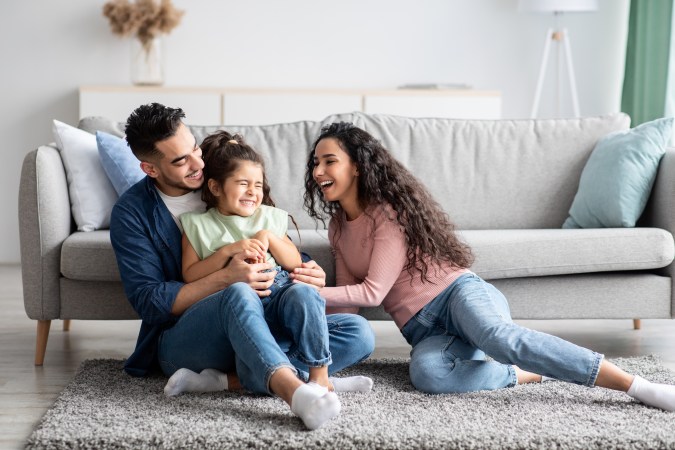 La comunicación efectiva mejora la relación entre padres e hijos.