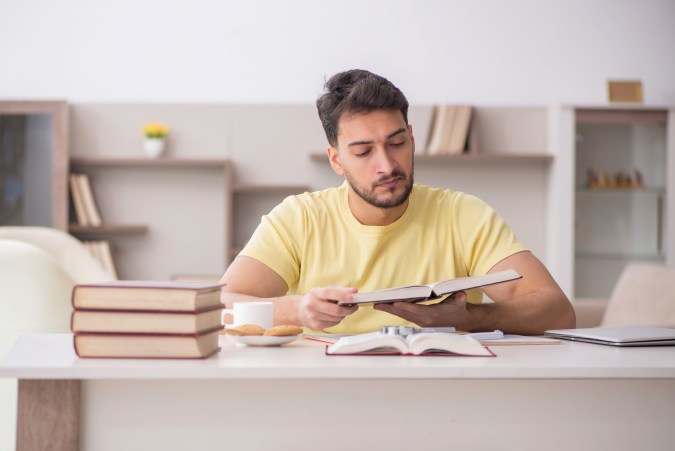 Las personas pueden encontrar libros que conecten con sus emociones.