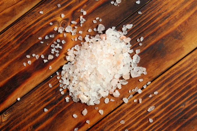 La sal puede ayudarte a balancear la energía en tu hogar.
