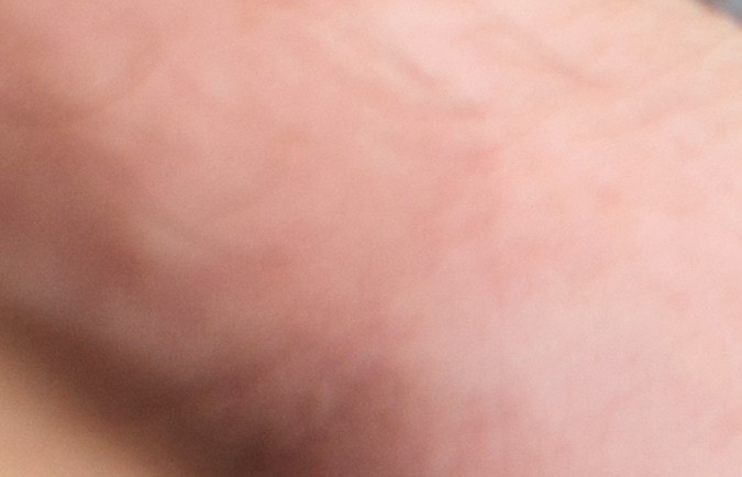 Corta la concha de la piña para preparar una bebida saludable.