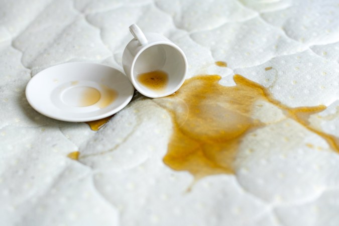 Elimina las manchas de café al usar vinagre blanco para limpiar las śabanas.