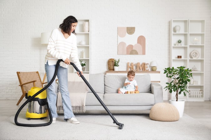 Limpia cada espacio de tu hogar de arriba hacia abajo y de adentro hacia afuera.