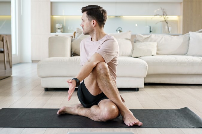 Este estiramiento puede realizarse desde una silla o el piso para aliviar el dolor en la espalda.