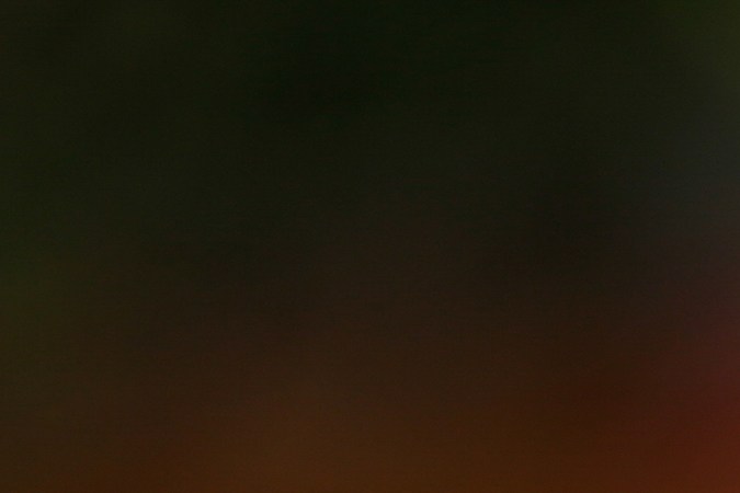 Usa un barniz para mantener el color y brillo de la madera.