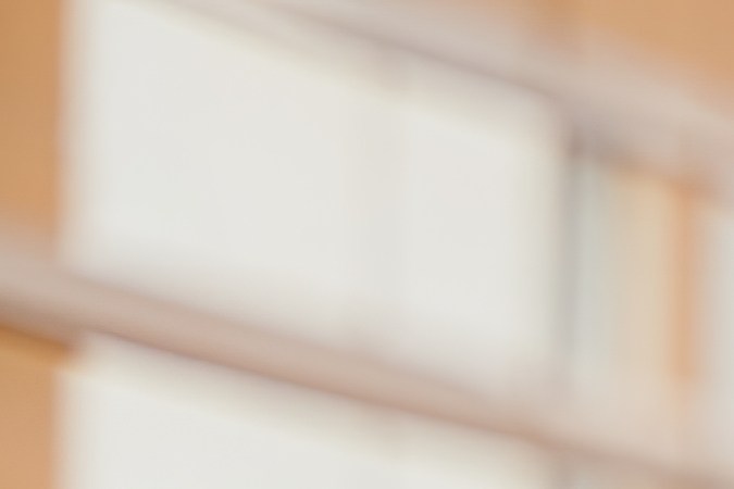 Sacude las superficies de tus artículos de madera para evitar el polvo.