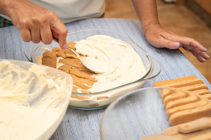 El tiramisú es un platillo que puede prepararse en el hogar.