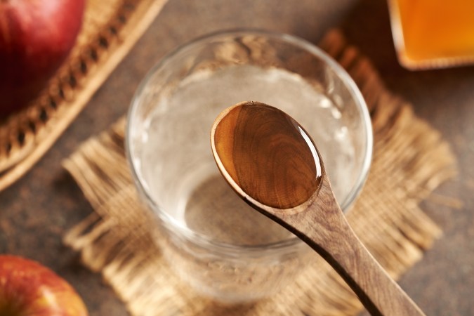 Debes diluir el vinagre de manzana antes de aplicarlo en el cuero cabelludo.