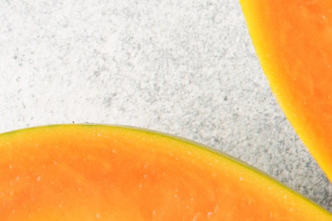 Cuida tu alimentación con frutas ricas en vitamina C.