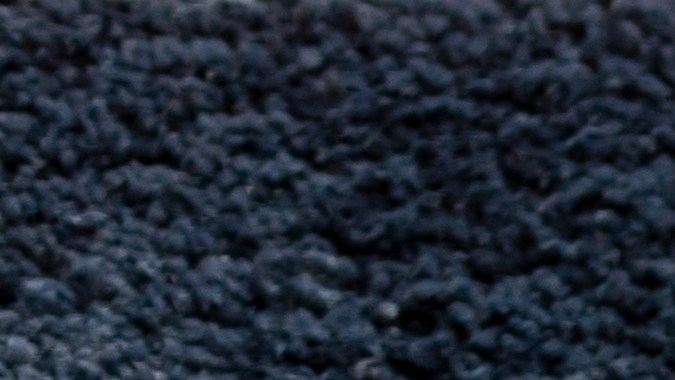 Usa una aspiradora con potente succión para recoger los pelos de mascota.