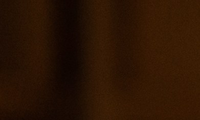 Prepara palomitas y disfruta de una noche de películas con tu pareja.