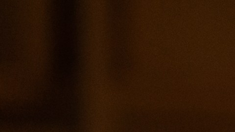 Prepara palomitas y disfruta de una noche de películas con tu pareja.