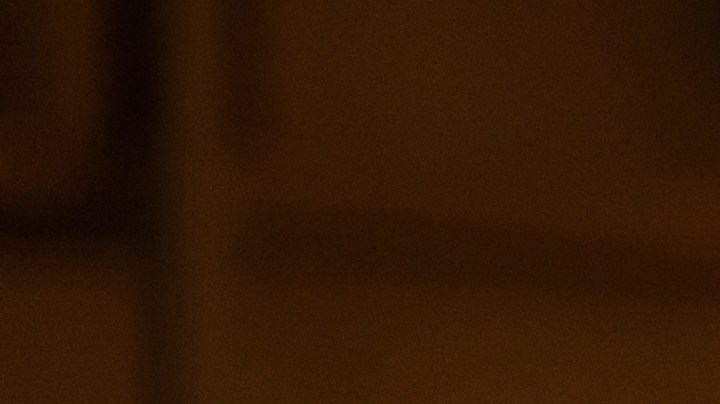 Prepara palomitas y disfruta de una noche de películas con tu pareja.