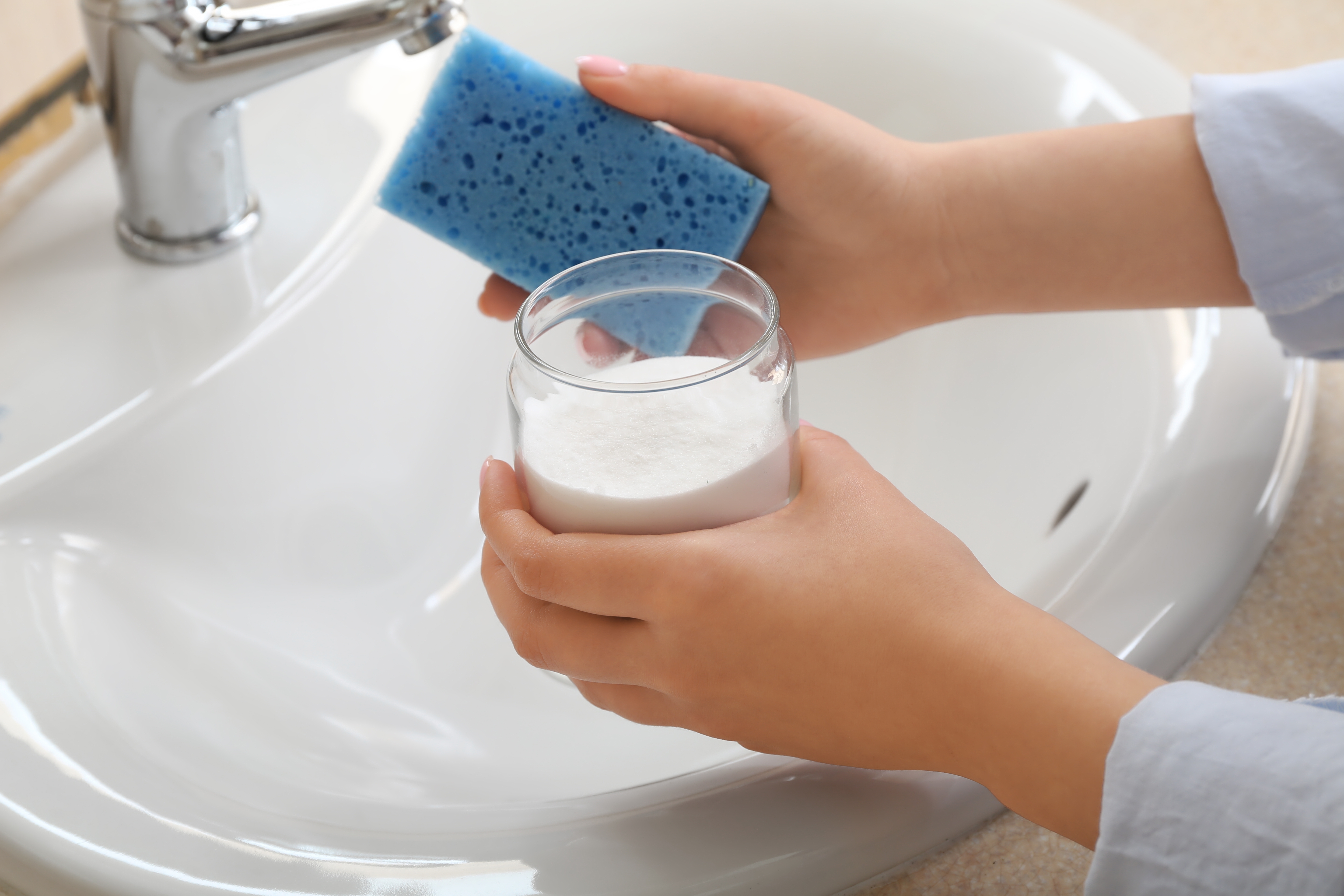 Usa una esponja suave para limpiar con bicarbonato de sodio.