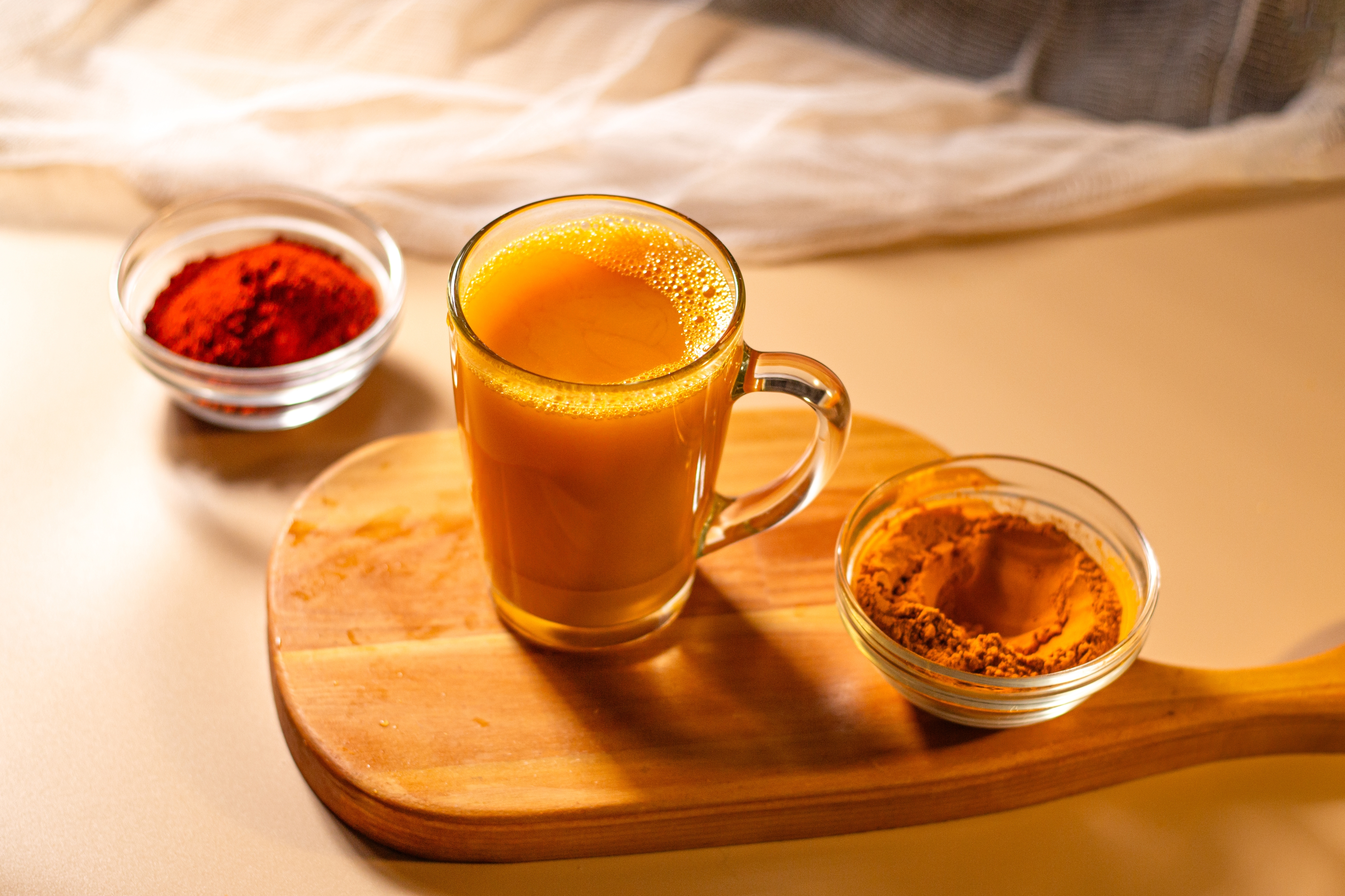 La cúrcuma puede acompañar tus bebidas y comidas.