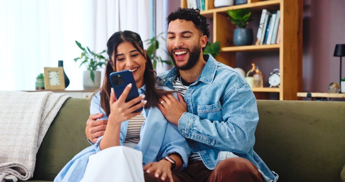 Compartir chismes con tu pareja aumentará su conexión.