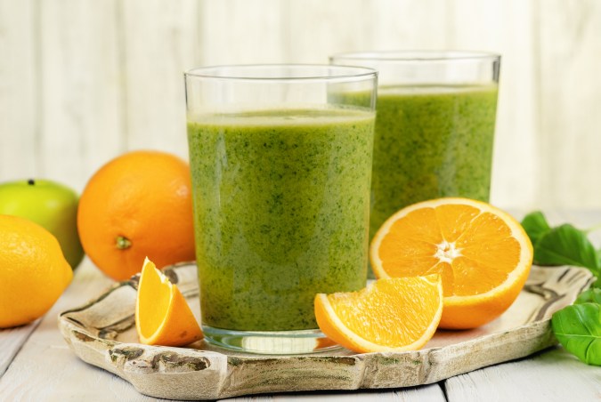 El jugo de espinaca, kiwi y naranja ayuda a aumentar la hemoglobina.