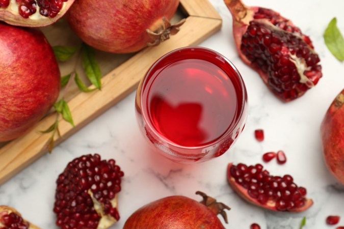 El jugo de granada posee nutrientes que ayudan a tu salud.