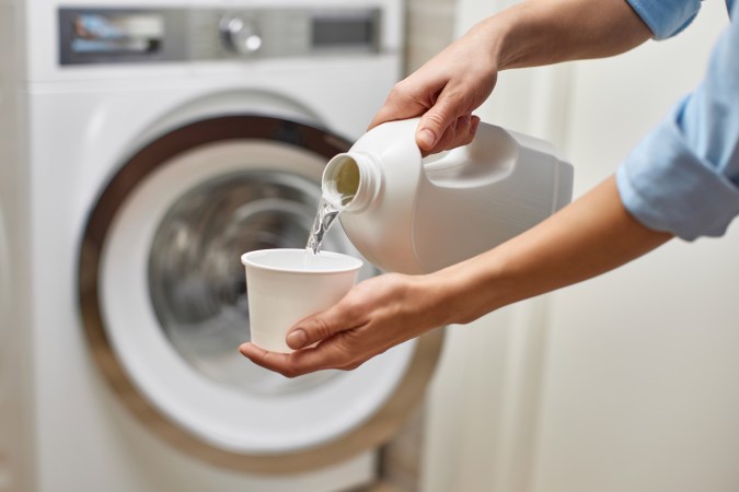 La lavadora debe limpiarse para evitar los malos olores.