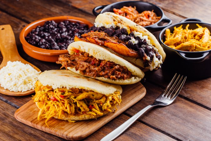 Las arepas son un platillo popular en los desayunos.