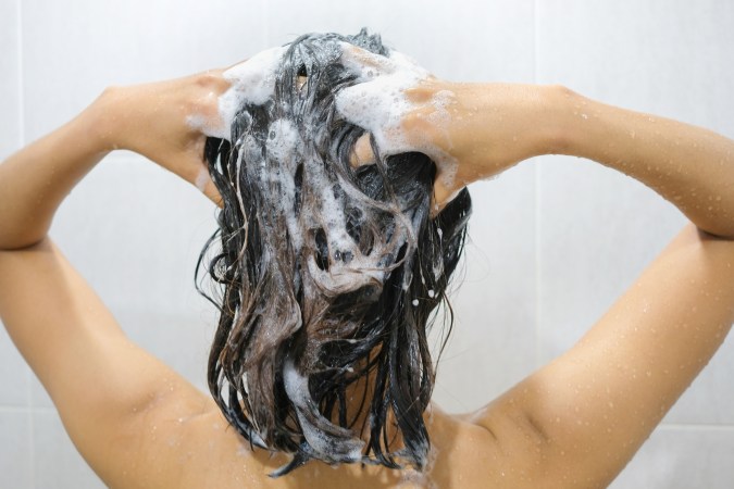 Lava tu cabello con shampoo hidratante para mejorar su aspecto.