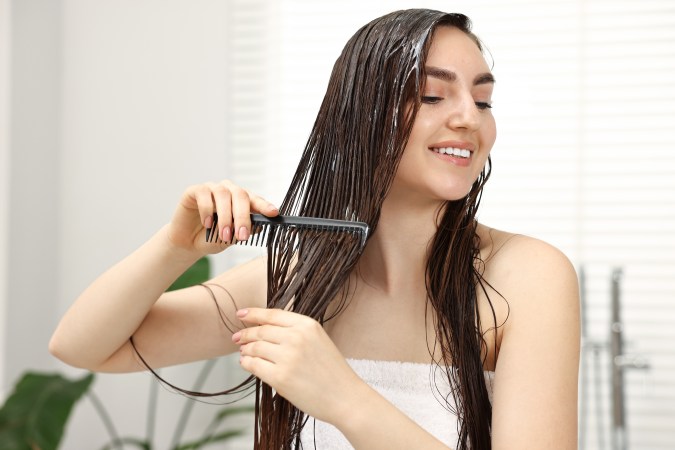 Acondiciona tu cabello antes de lavarlo con aceites o mascarillas.
