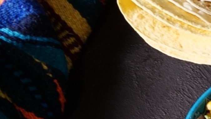 Organiza una noche de comida latina para celebrar la Herencia Hispana.