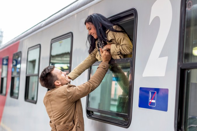 Las parejas a distancia viven con el deseo de encontrarse en algún momento.
