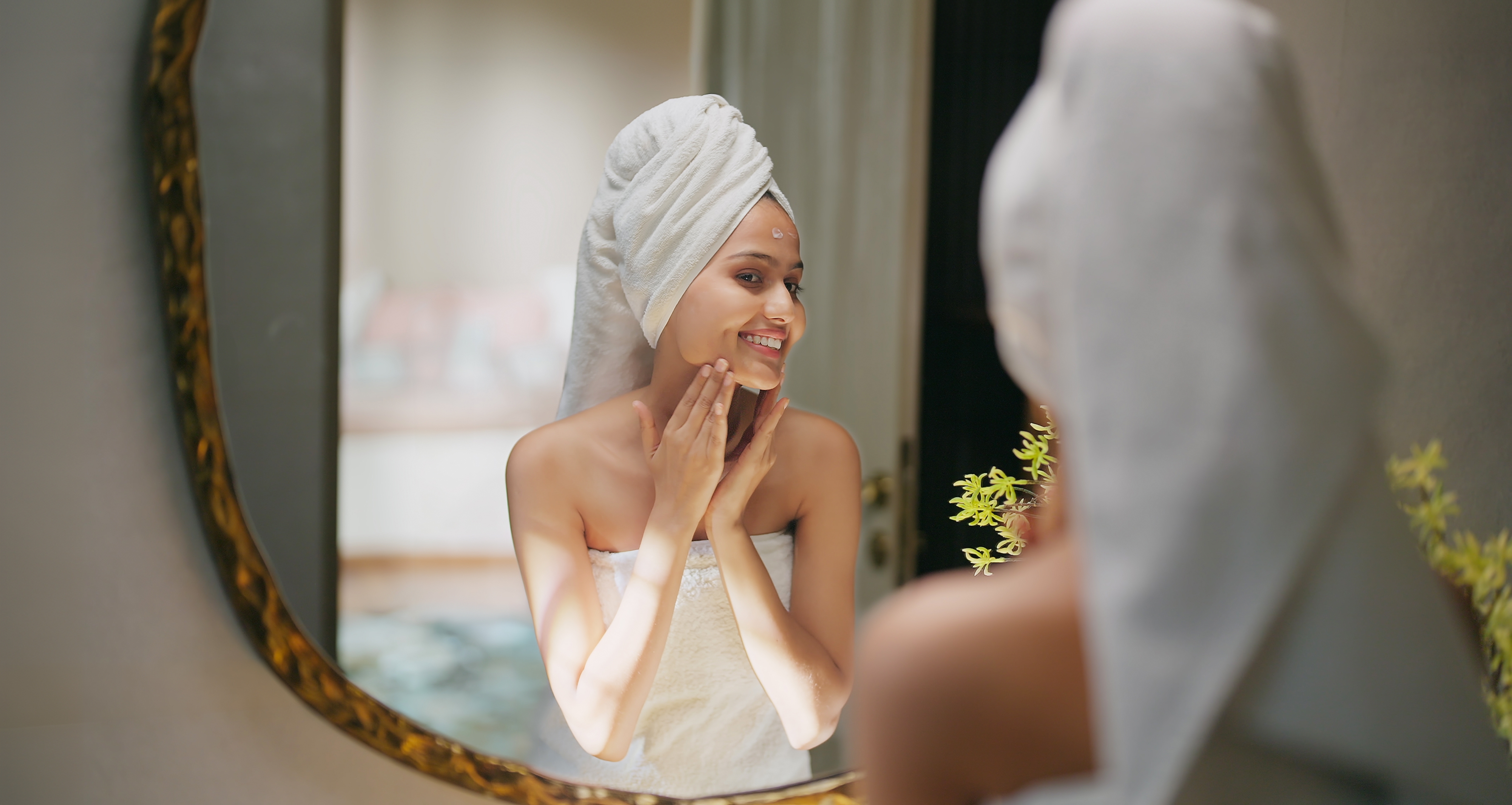 Realiza masajes nocturnos para mejorar el aspecto de tu rostro.