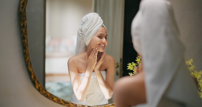 Realiza masajes nocturnos para mejorar el aspecto de tu rostro.