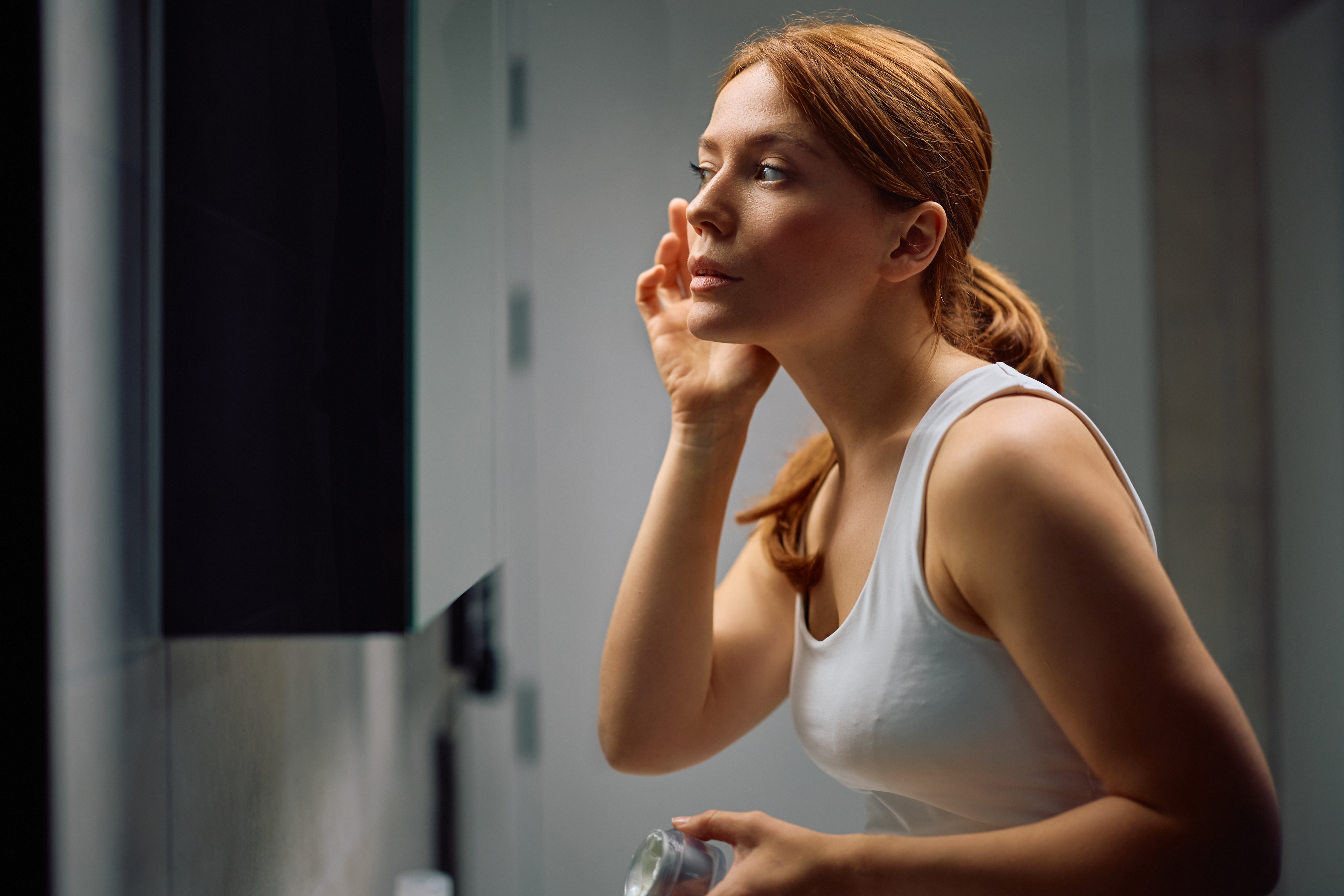 Usa cremas cada noche para cuidar tu piel.