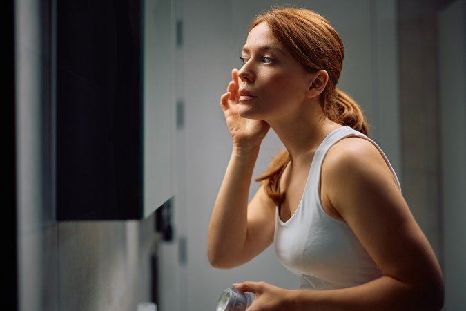 Usa cremas cada noche para cuidar tu piel.