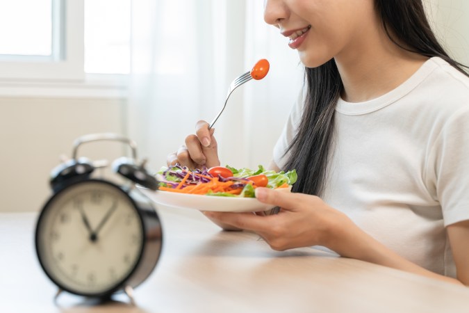 Comer saludables y a las horas es base para cuidar el ritmo circadiano.