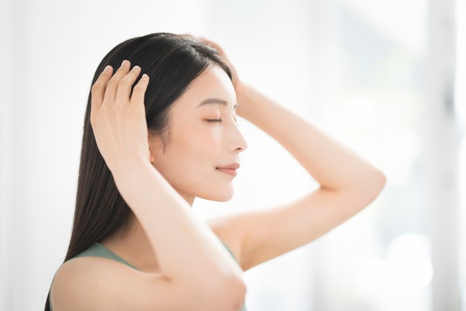 Masajea tu cuepro cabelludo con un exfoliante adecuado lpara limpiar a profundidad.