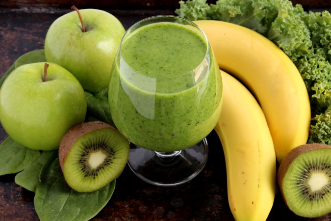 Comer frutas, como las manzanas, bananas y kiwis, favorece el sueño.