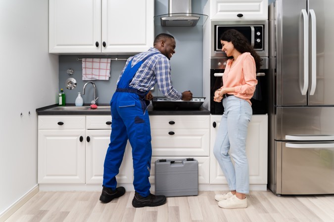 Las parejas que se apoyan mutuamente en los quehaceres del hogar duran más.