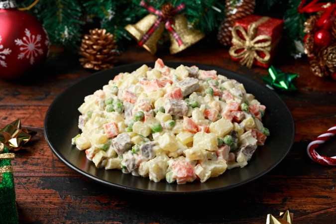 La ensalada navideña aporta un sabor fresco a cualquier platillo fuerte.