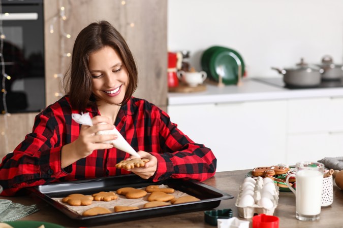 Decora las galletas de jengibre con tu familia en Navidad.
