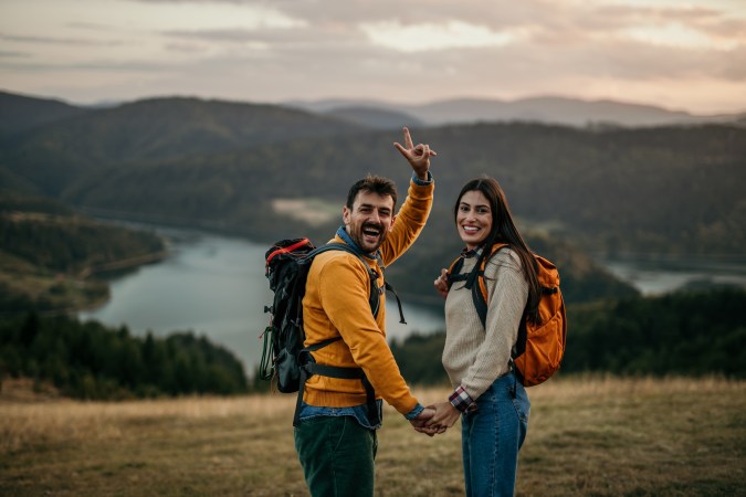 Viajen a un nuevo lugar en pareja para disfrutar de la Navidad.