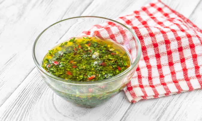El chimichurri es el aderezo ideal para las carnes asadas.