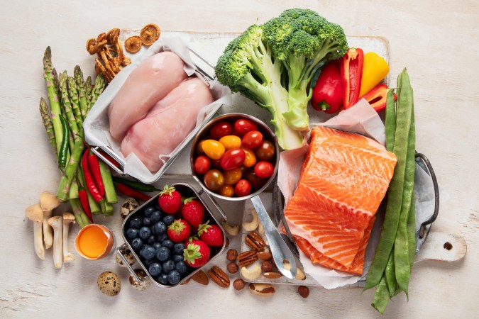 Prioriza las comidas en casa con alimentos balanceados y evita los procesados.