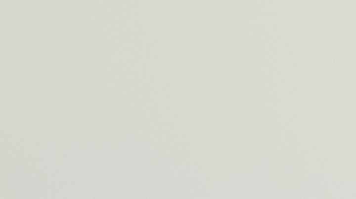 Cubre tus ojeras usando maquillaje con color para contrarrestar su tono oscuro.