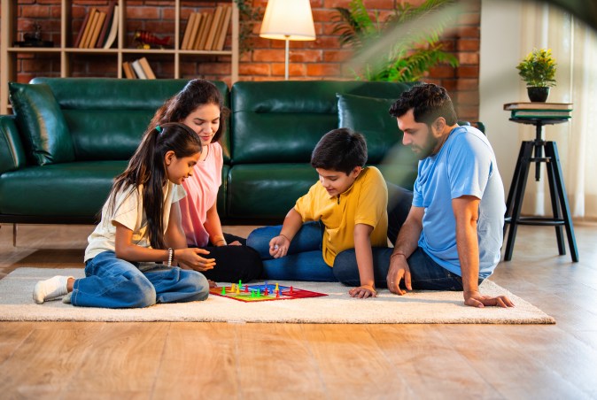 Juega con tus hijos diariamente para que desarrollen sus habilidades.