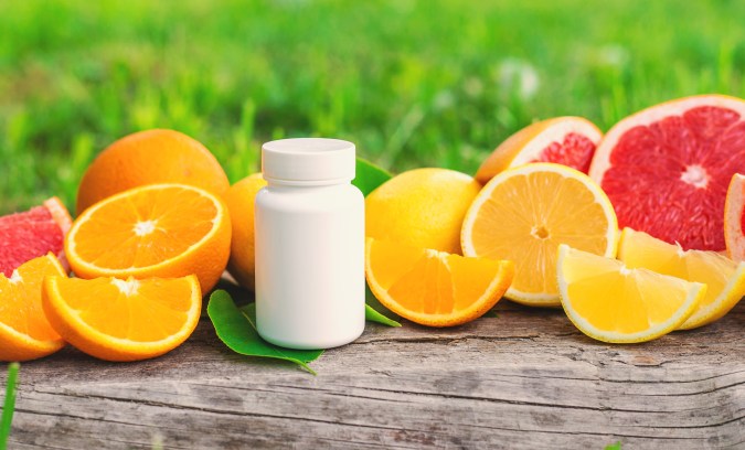 Consume alimentos o suplementos con vitamina C para cuidar tu piel.