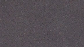 Hailey Bieber combina uno de sus productos de Rhode con la base de maquillaje.