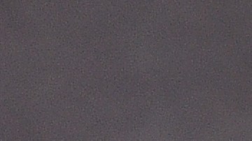 Hailey Bieber combina uno de sus productos de Rhode con la base de maquillaje.