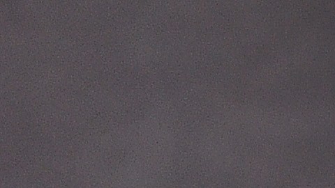 Hailey Bieber combina uno de sus productos de Rhode con la base de maquillaje.